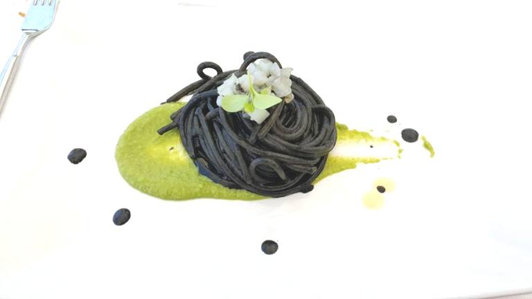 Spaghettone al nero di seppia su crema di piselli
