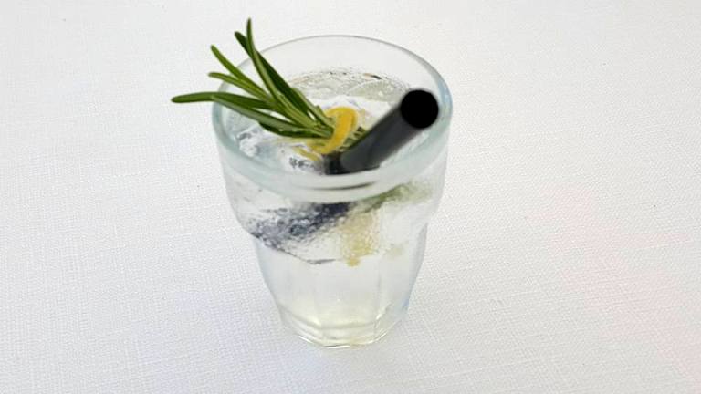 Cocktail al profumo di limone e rosmarino