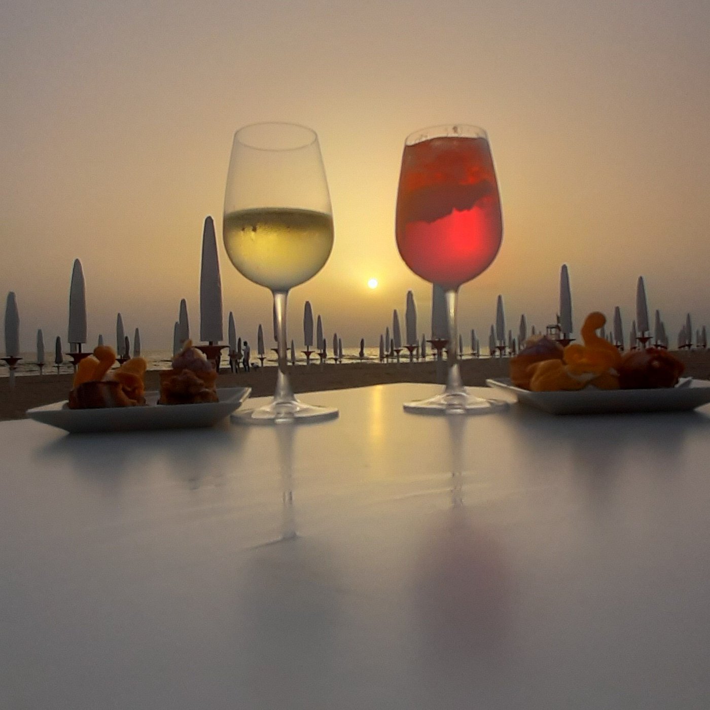 Due calici al tramonto davanti al mare